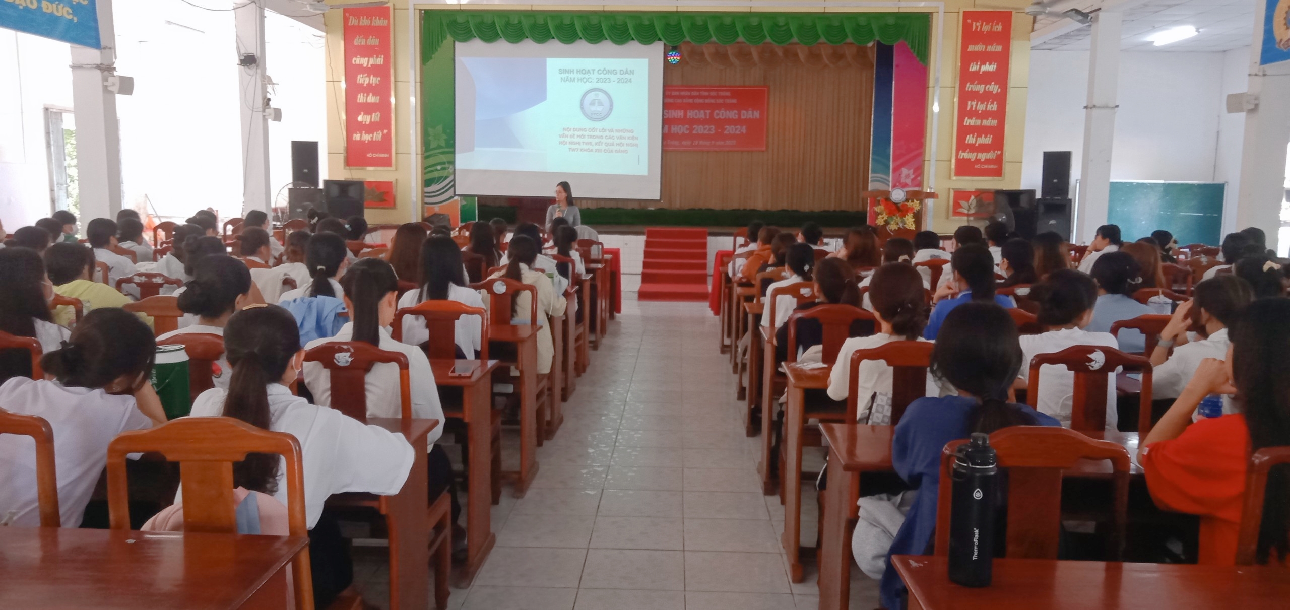Tân sinh viên khoa Sư phạm được trang bị kiến thức qua tuần sinh hoạt công dân